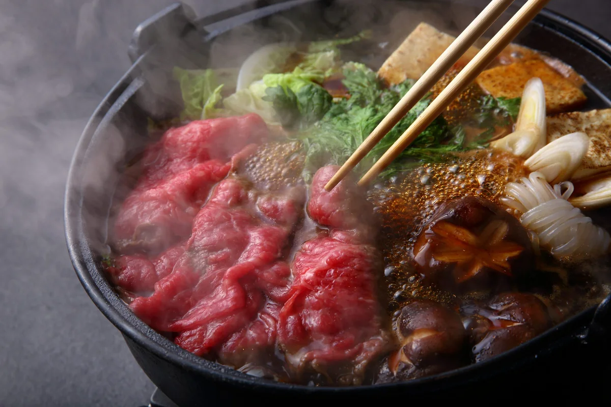 Topfgericht mit Rindfleisch, Gemüse und Tofu aus einem früheren Sayori-Angebot