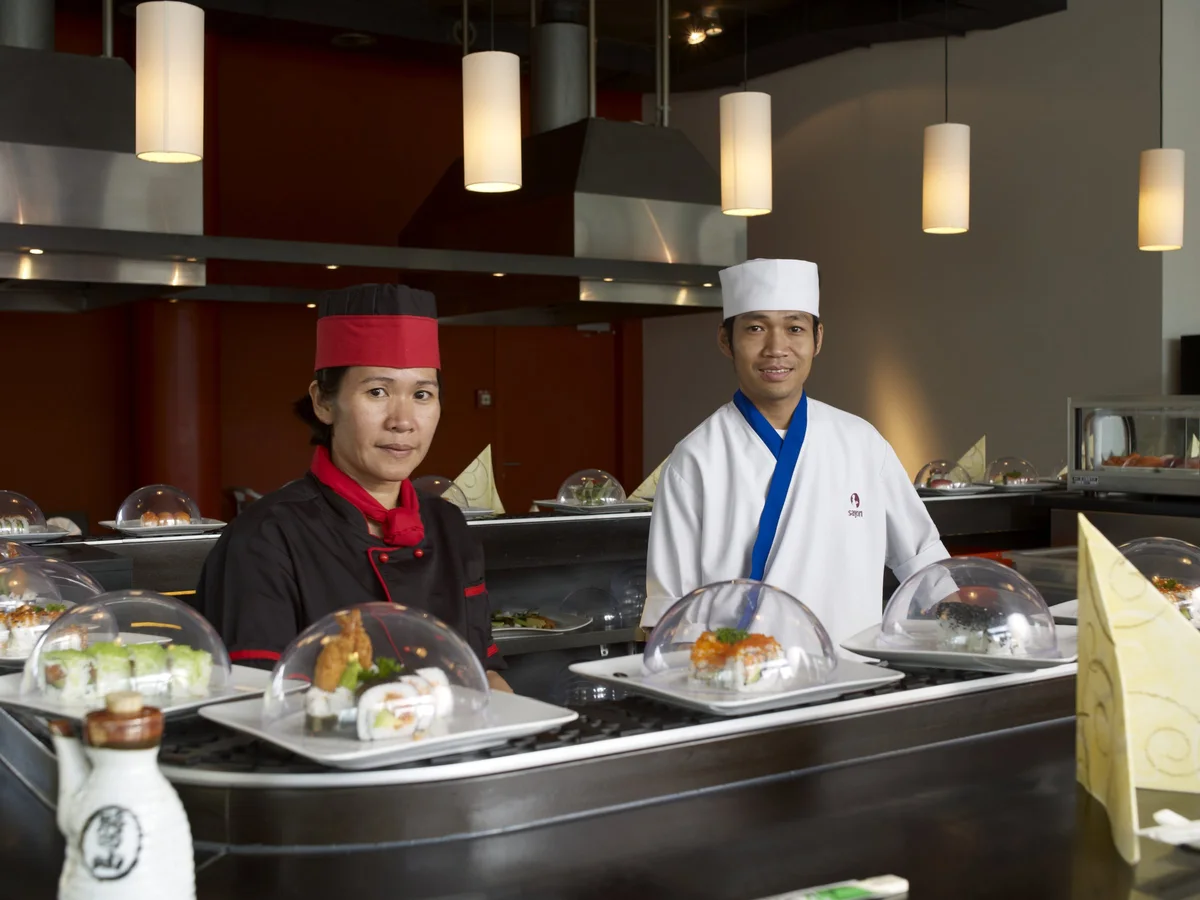 Team hinter der Sushi Bar
