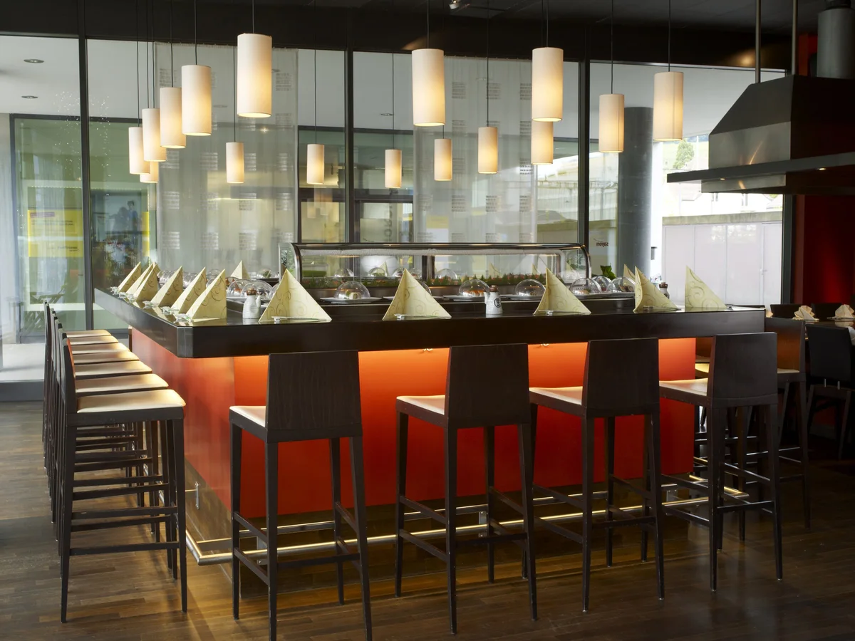 Sushi Bar mit gedeckten Plätzen