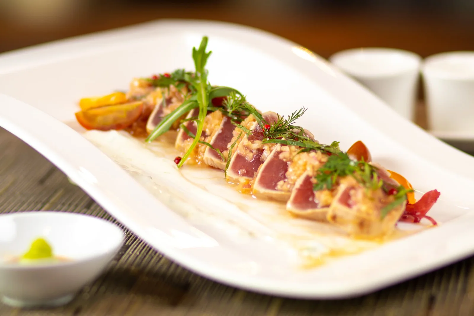 Tataki vom Thunfisch, rosa gebraten und mit Kräutern angerichtet
