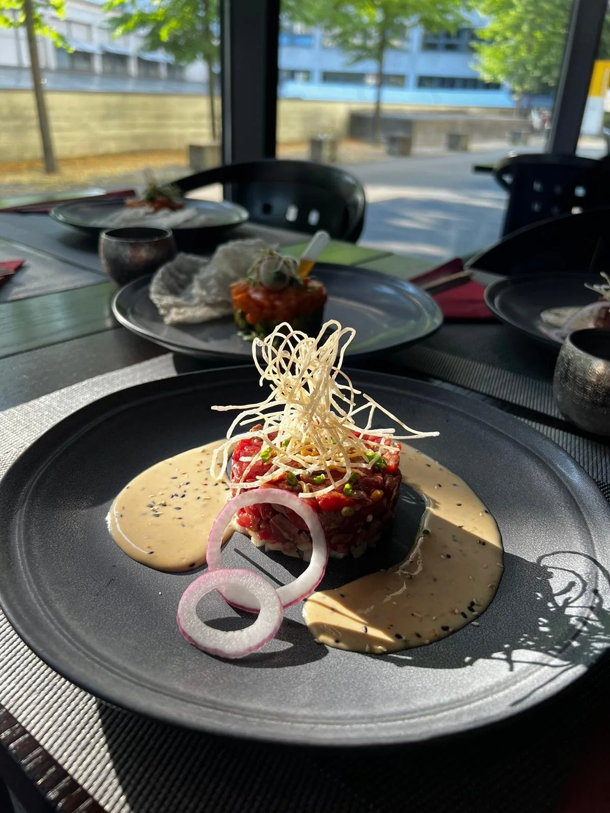 Tatar mit Zwiebelringen im Sayori Baden