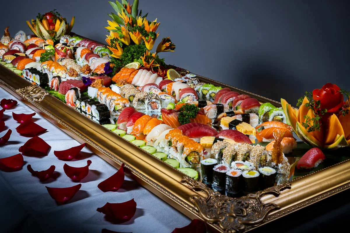 Sushi-Auswahl mit verschiedenen Rollen und Nigiri im Sayori Baden