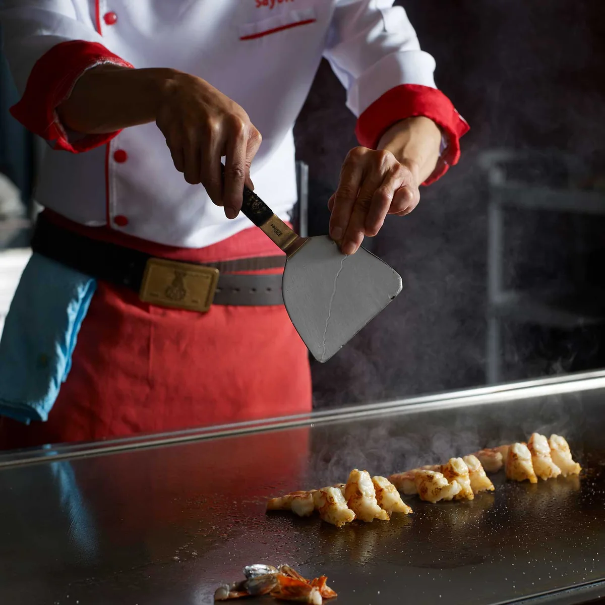 Sayori-Koch bei der Zubereitung am Teppan